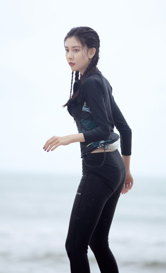 《哎呀好身材》宋妍霏穿紧身泳裤玩冲浪(6/7)