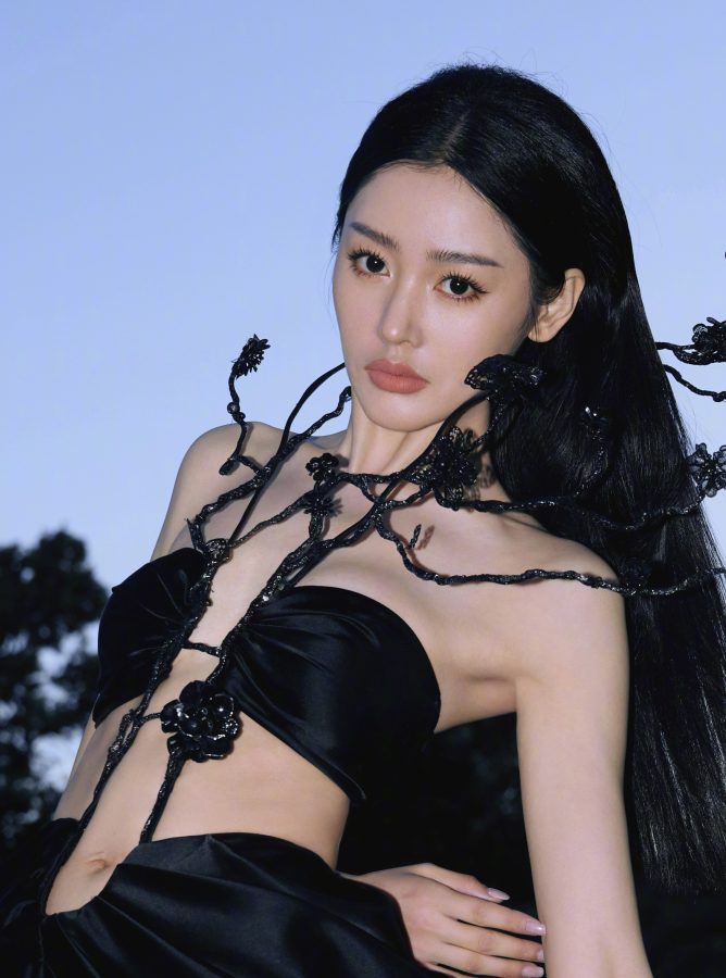 张天爱穿黑色花枝装饰裹胸礼服身材纤瘦(3/10)