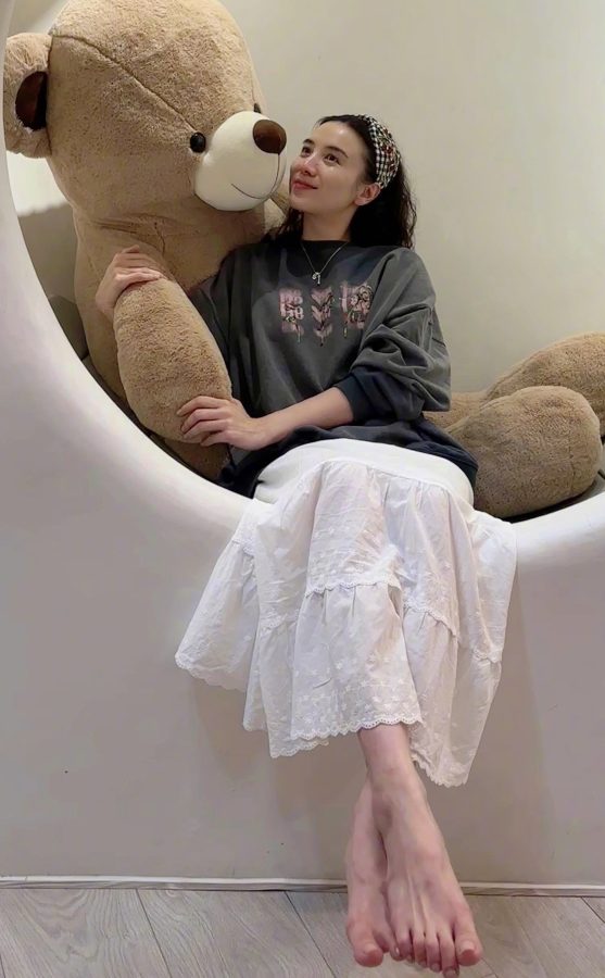 宋佳镜头前的白脚丫(1/1)