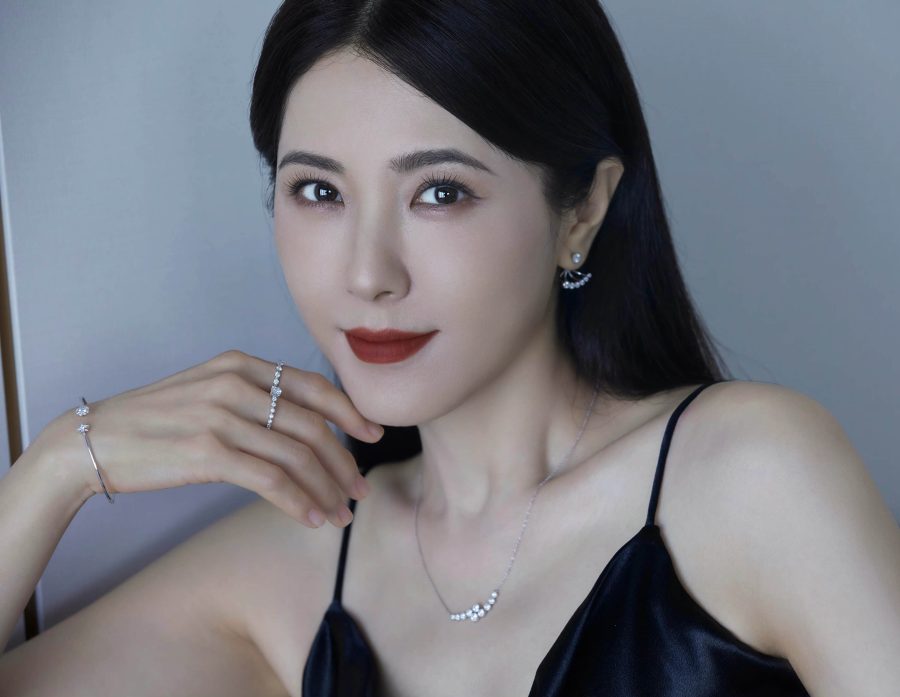 曾黎穿黑色吊带长裙的女士姿态优雅，玉脚踩细跟凉鞋高贵而性感(5/6)