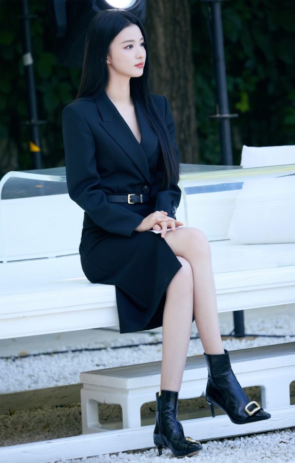 王楚然穿西装连衣裙配细跟短皮靴展现自信和随性气质(1/11)
