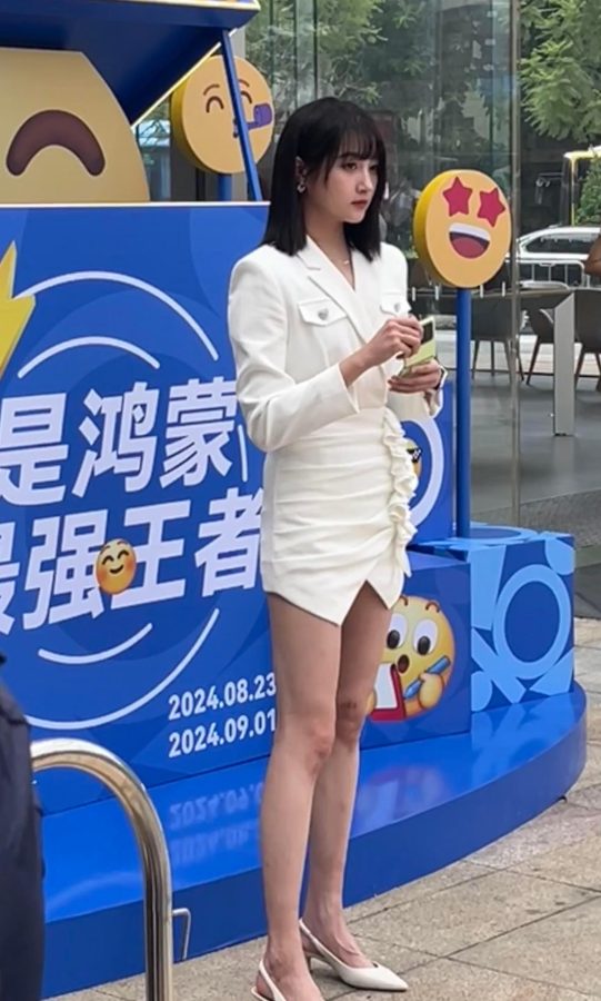 关晓彤穿西装短裙大长腿现身广州华为生活体验馆云门店(12/13)
