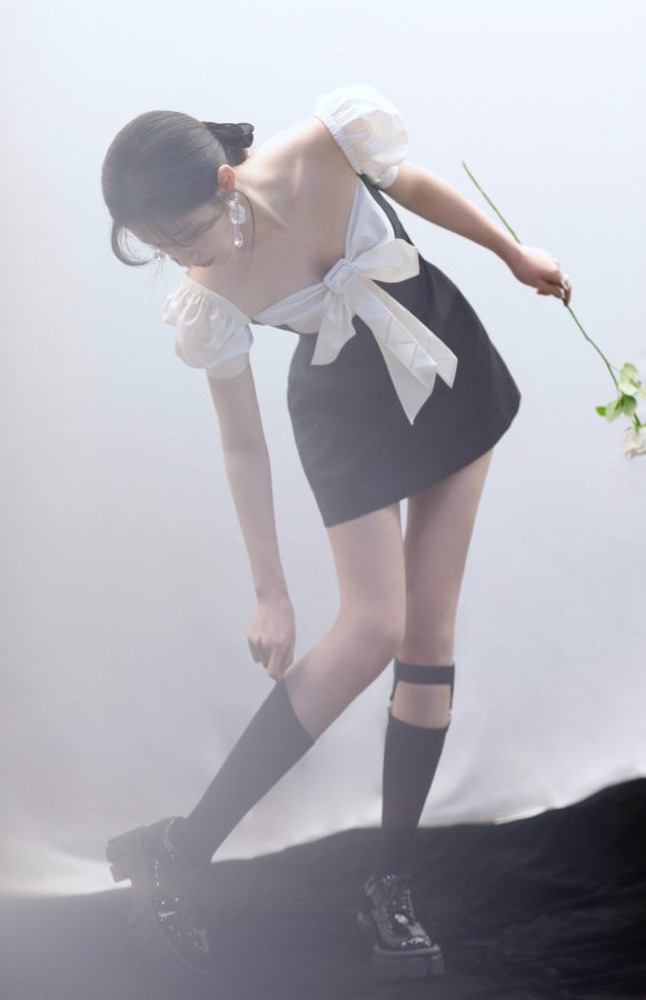 湖南卫视美女主持人梁田白皙美腿穿短筒袜录制《歌手》(3/6)