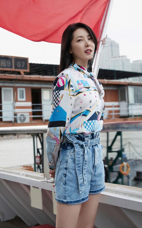女星曾黎穿牛仔热裤大秀白皙美腿(2/2)
