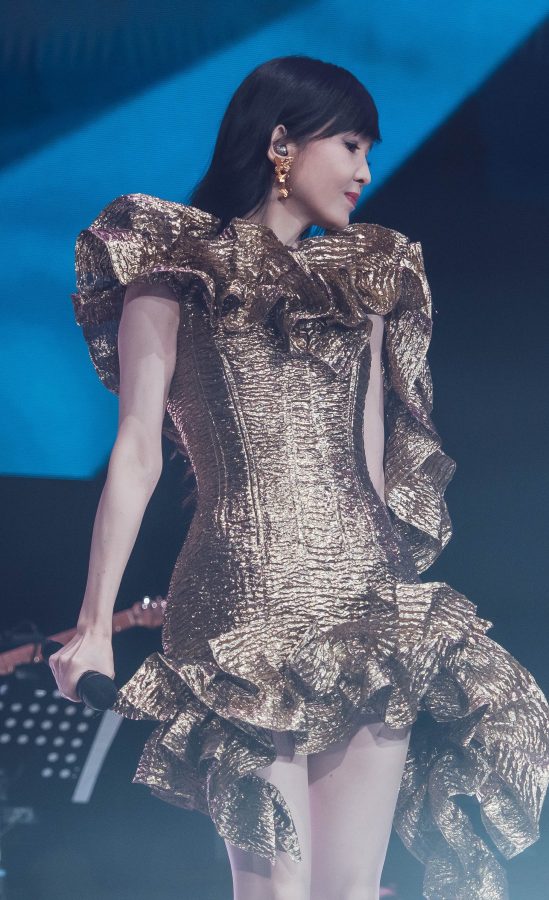 周慧敏演唱会上穿黄金短裙秀肉丝腿(24/29)