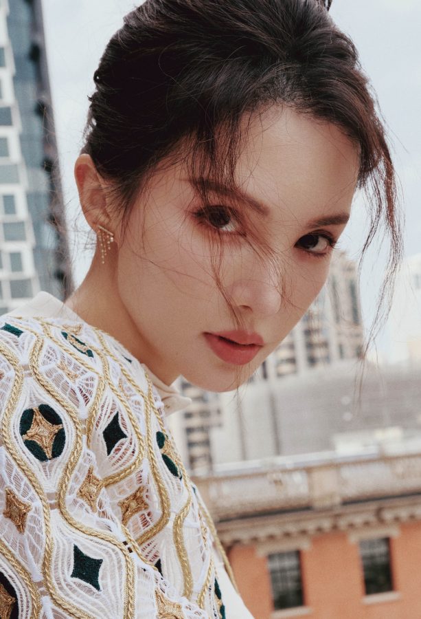 长腿女明星金晨穿白裙现身清新灵动(7/8)