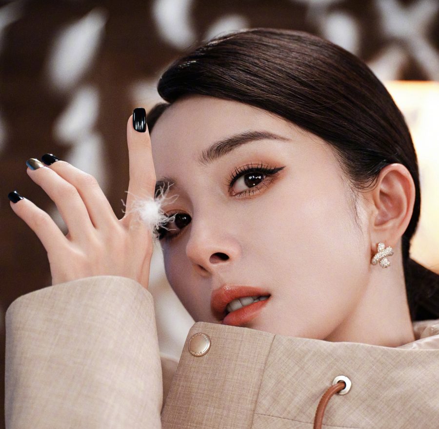 杨幂在滑雪场度假美腿穿长靴魅力冻人(8/8)