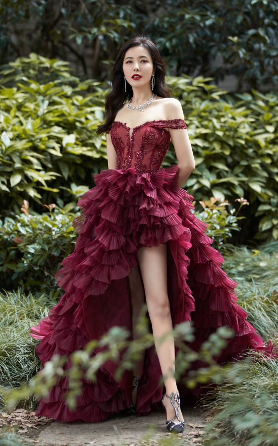 曾黎身穿低胸暗红色礼服长腿傲人(1/5)