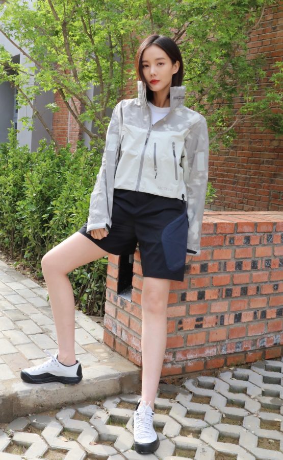 女明星李一桐一身运动装扮玉腿纤细白皙(1/2)