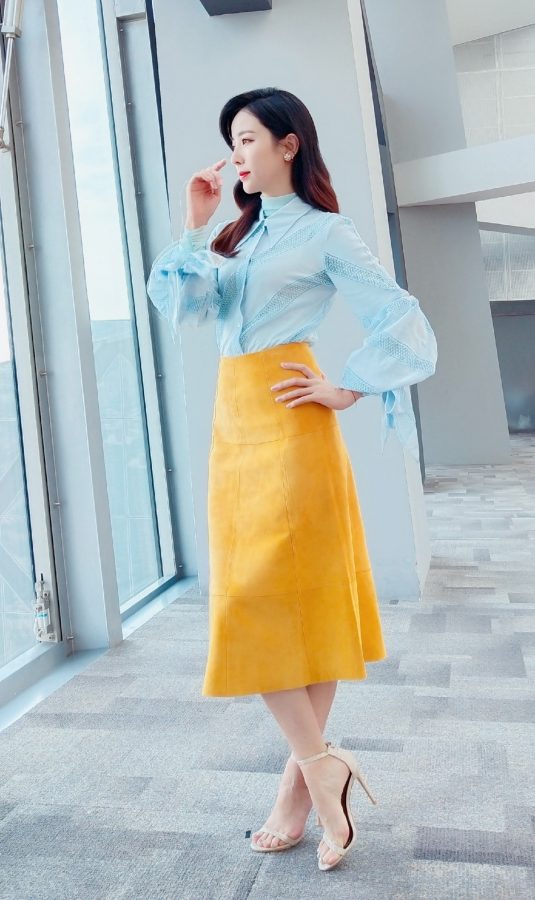 美女主持李思思美足踩细跟凉鞋气质明艳动人(3/4)