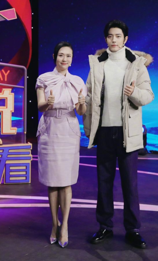 主持人王曦梁美腿高跟采访李沁(4/4)
