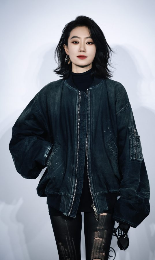 张小斐长腿穿破洞黑丝袜亮相嘉人女性影响力之夜(22/33)