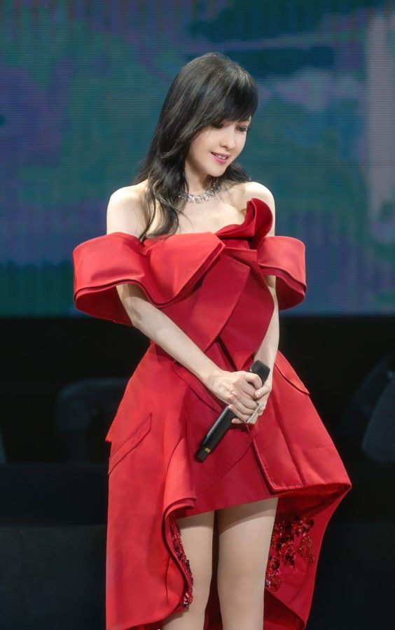 周慧敏在演唱会上穿红裙秀肉丝美腿(4/9)