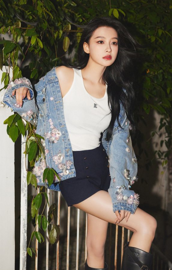 孙怡穿白背心配牛仔外套气质年轻随性，一双美腿令人心动(6/12)