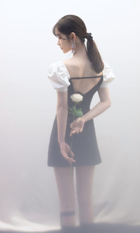 湖南卫视美女主持人梁田白皙美腿穿短筒袜录制《歌手》(4/6)