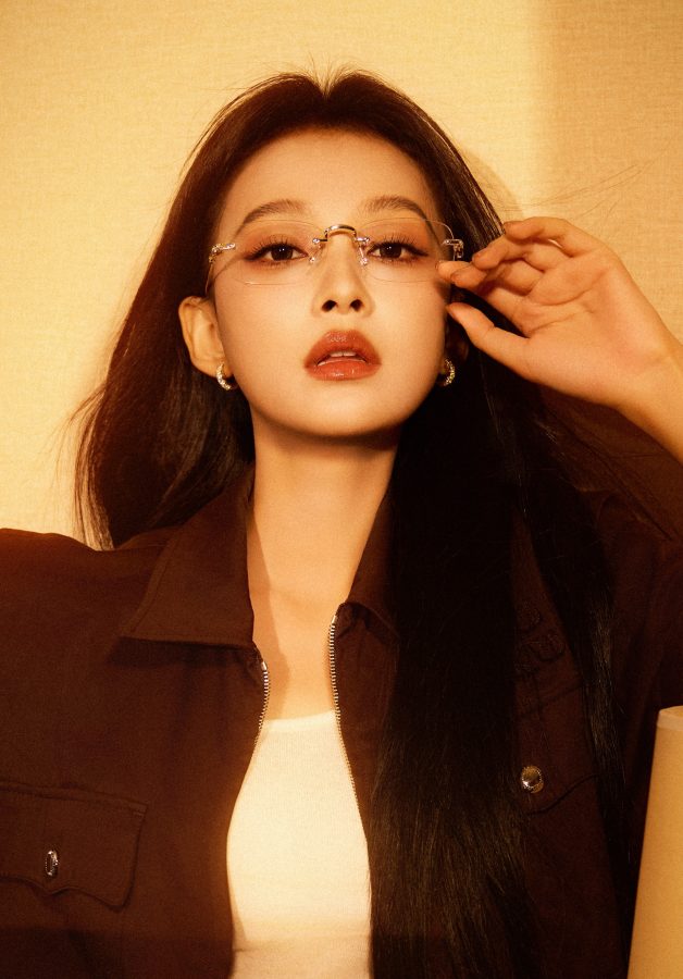《你好星期六》孙怡穿白色超短裙美腿配短筒袜陪你度过美好时光(7/17)