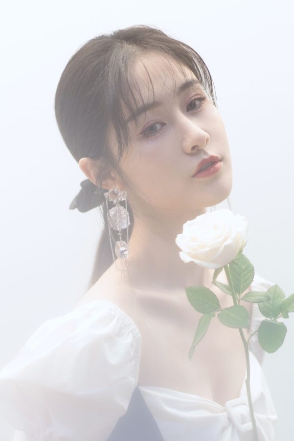 湖南卫视美女主持人梁田白皙美腿穿短筒袜录制《歌手》(6/6)