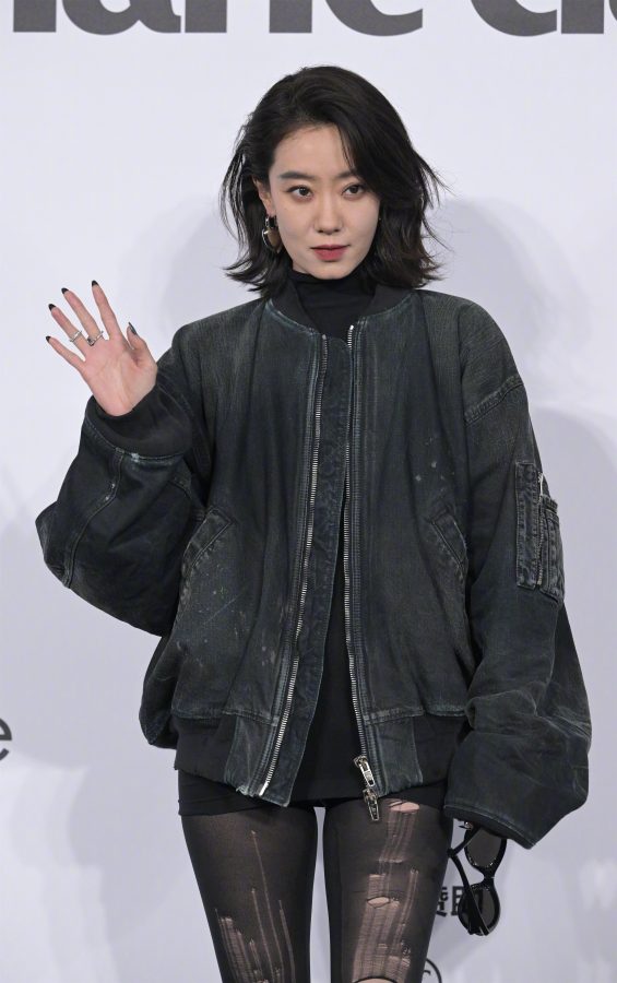 张小斐长腿穿破洞黑丝袜亮相嘉人女性影响力之夜(25/33)