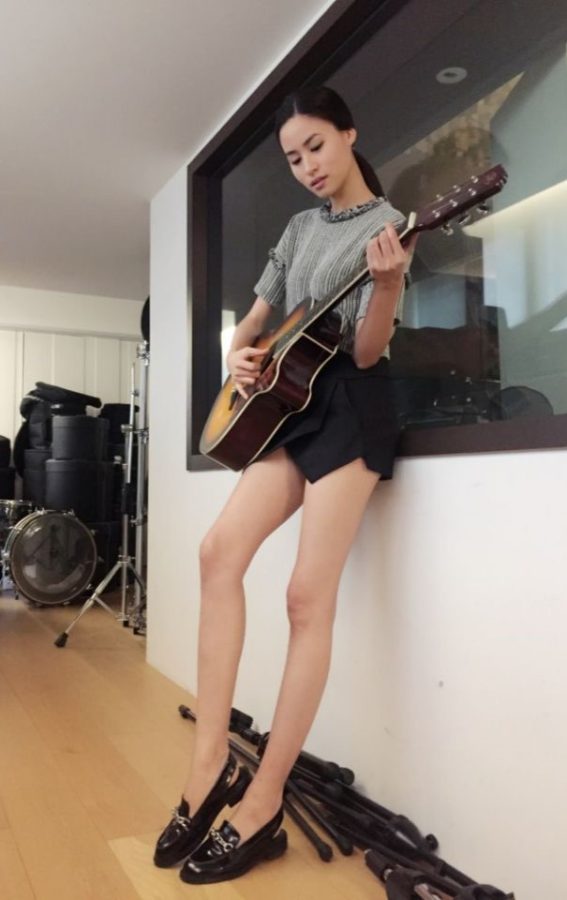 弹吉他的音乐美女黄荻钧好细好长的美腿(1/1)