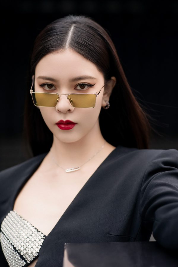 宋妍霏身穿开放式性感连衣裙配过膝长靴利落美艳(6/8)