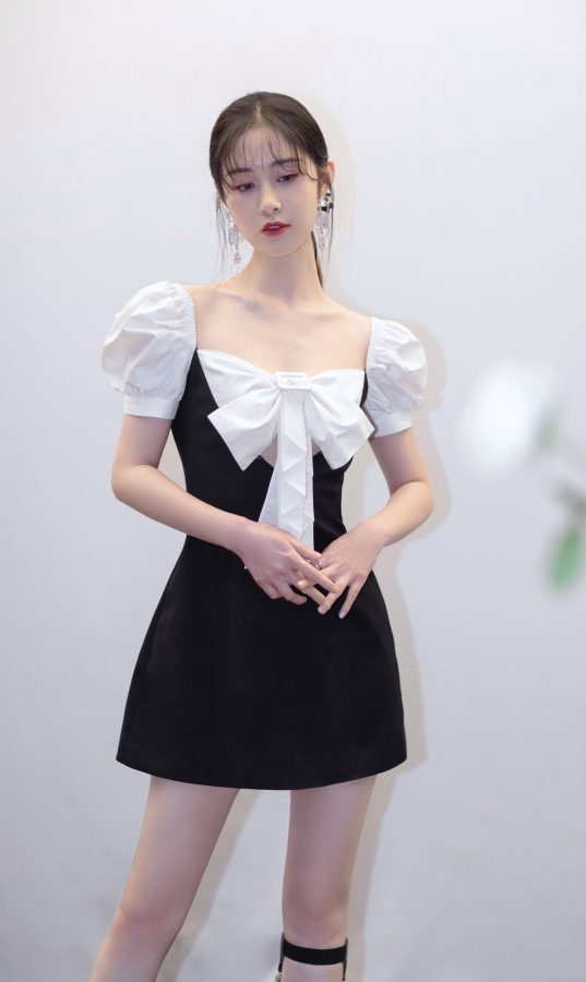 湖南卫视美女主持人梁田白皙美腿穿短筒袜录制《歌手》(2/6)