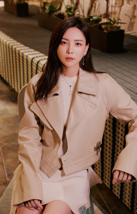 于文文美腿穿长靴拍摄暮色庄园漫步大片(4/6)