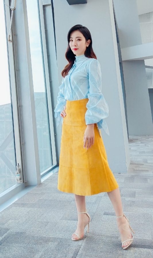 美女主持李思思美足踩细跟凉鞋气质明艳动人(1/4)