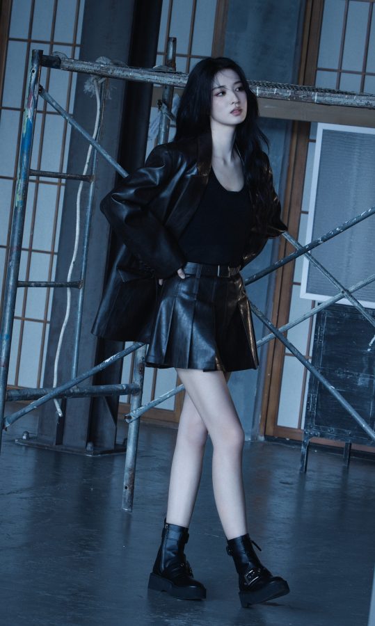 冷酷的美少女王楚然皮裙长腿散发迷人魅力(2/7)
