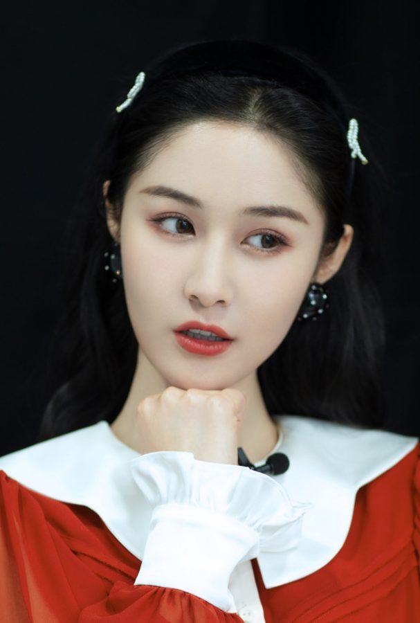可爱妹子梁田红裙白腿美照(3/4)