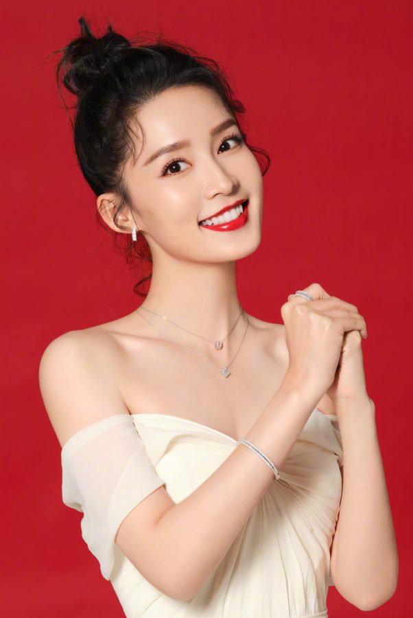 李沁明眸皓齿红嘴唇香肩玉手事业线微露(2/3)