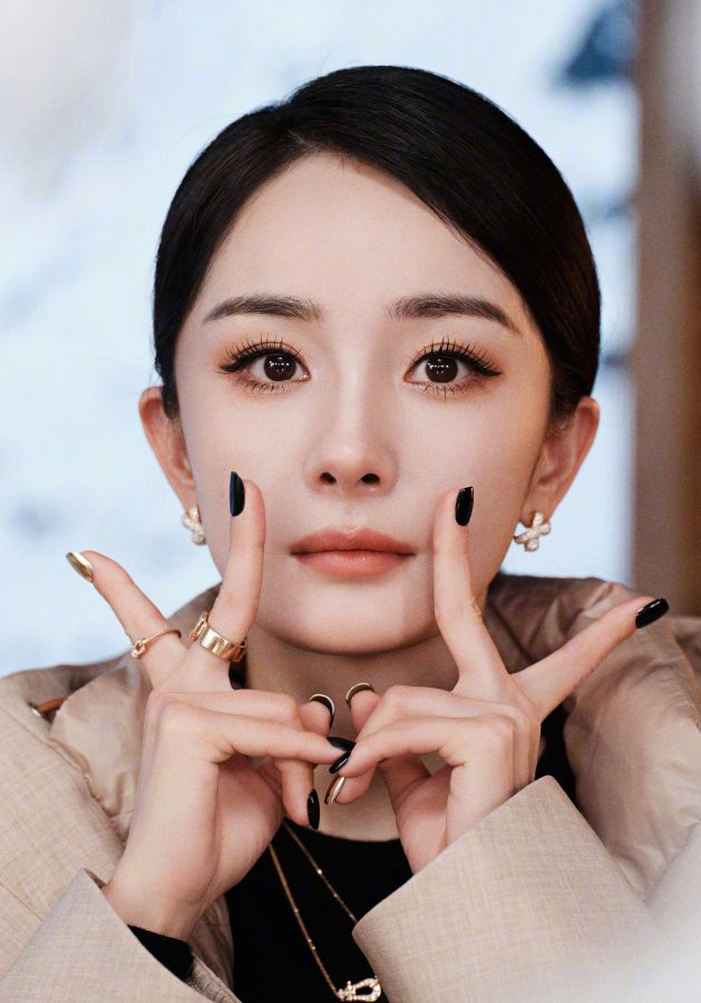 杨幂在滑雪场度假美腿穿长靴魅力冻人(6/8)