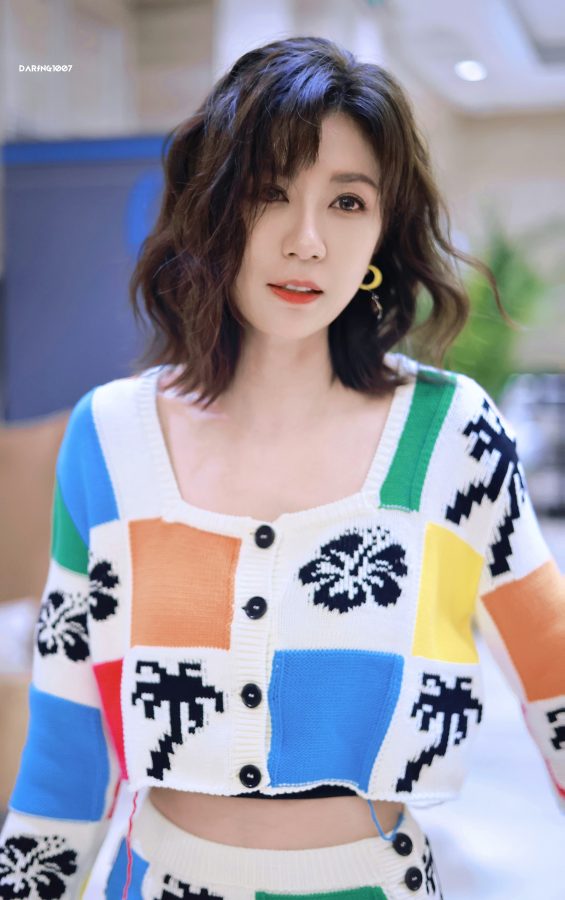 贾静雯穿活泼图案套裙现身细腰长腿少女感十足(8/10)