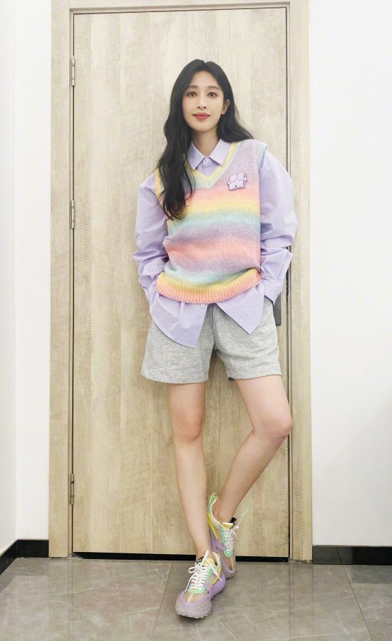 张俪穿彩虹色毛衣灰色短裤玉腿细长少女感十足(3/5)