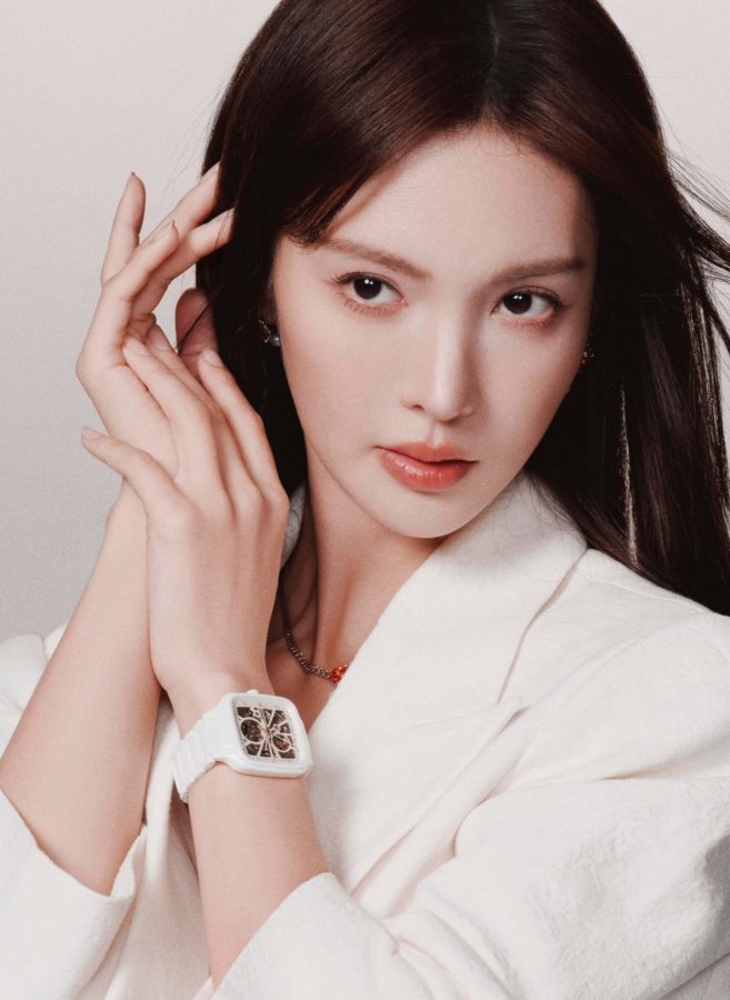 女明星金晨穿白色西服套装踩尖头高跟代言名牌腕表(5/5)