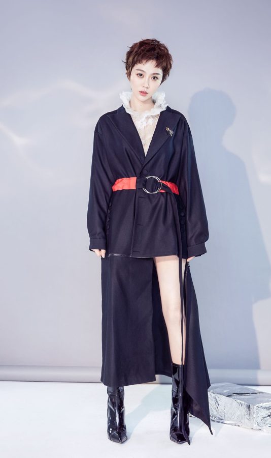 身材娇小的短发美女姜妍时尚杂志美腿写真(2/5)