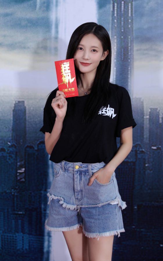 李一桐穿一条牛仔短裤展现出两条细长的白腿(2/3)