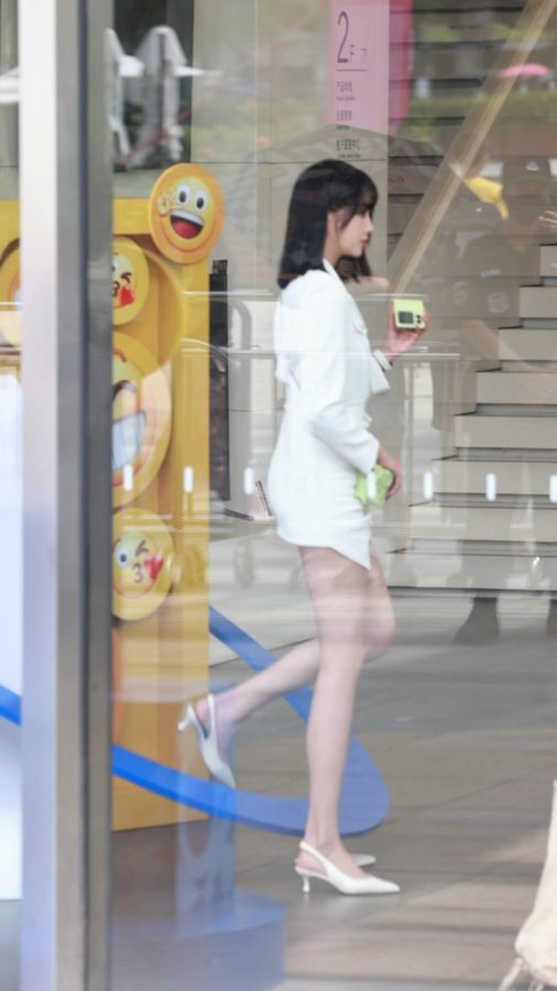 关晓彤穿西装短裙大长腿现身广州华为生活体验馆云门店(13/13)