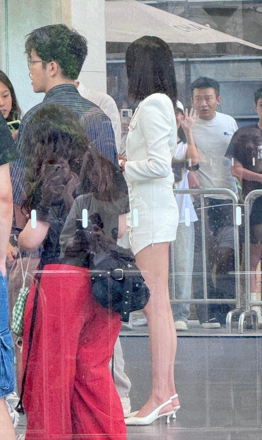 关晓彤穿西装短裙大长腿现身广州华为生活体验馆云门店(8/13)