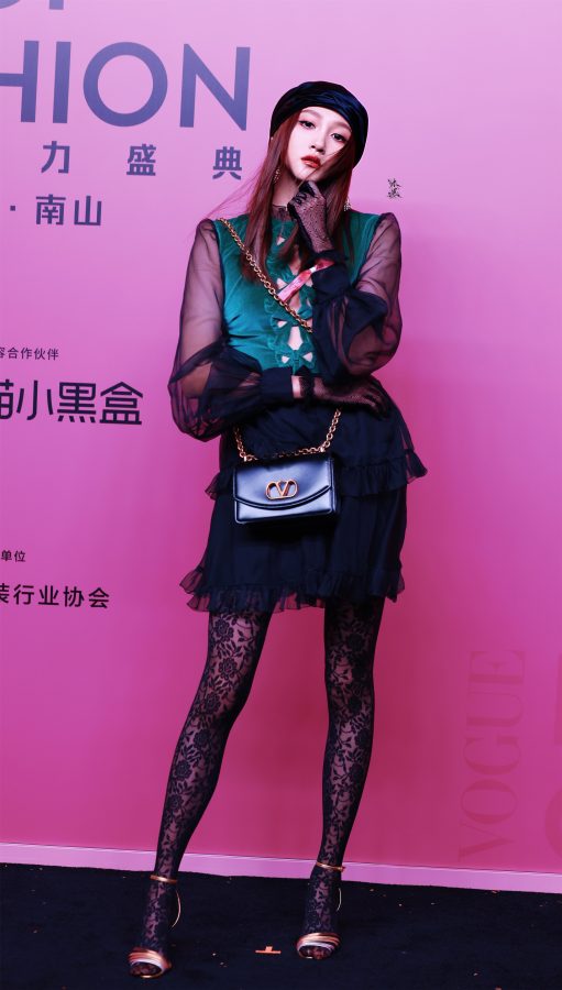 关晓彤腿穿复古鲜花花纹蕾丝袜踩细跟凉鞋展露迷人女人味(23/31)