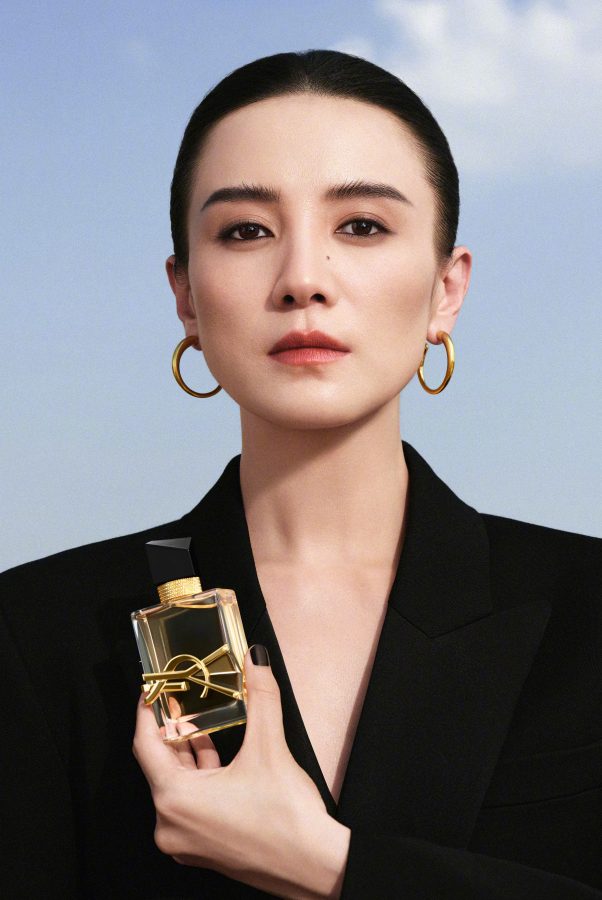 穿黑西装的御姐宋佳魅力盯屏(1/3)