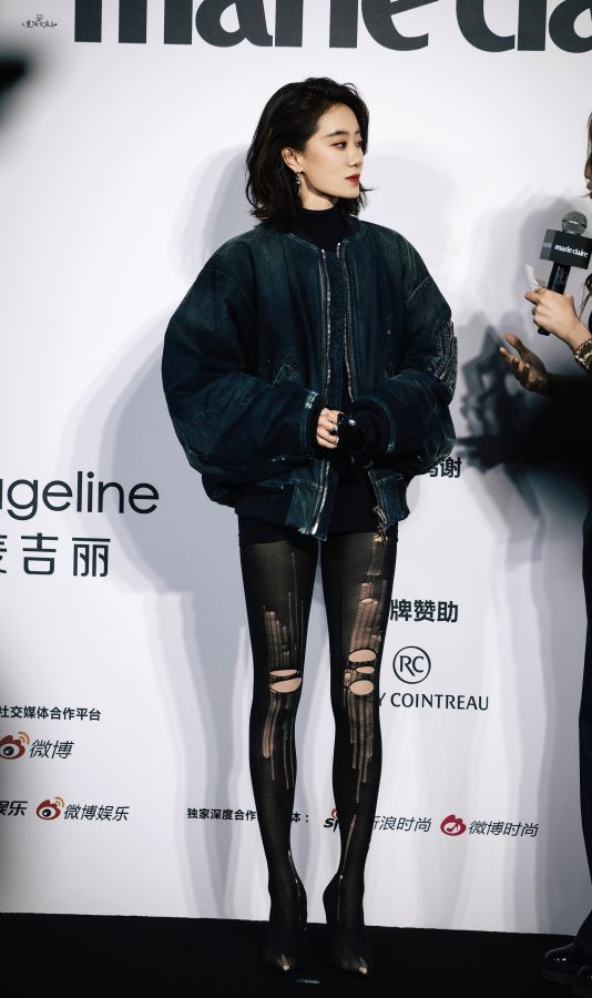 张小斐长腿穿破洞黑丝袜亮相嘉人女性影响力之夜(16/33)