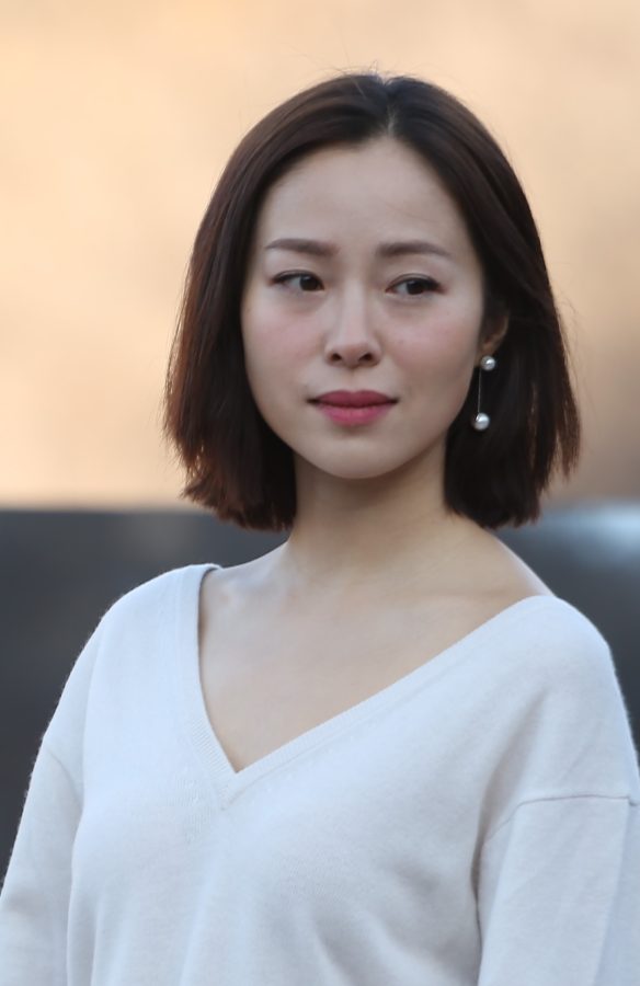 女演员江一燕脚踩细跟凉鞋拍摄写真(8/10)