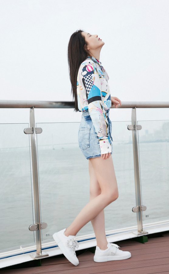 女星曾黎穿牛仔热裤大秀白皙美腿(1/2)