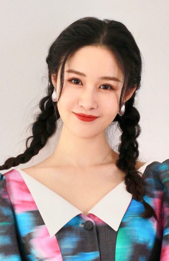 美女主持人梁田穿花裙露玉腿(3/3)