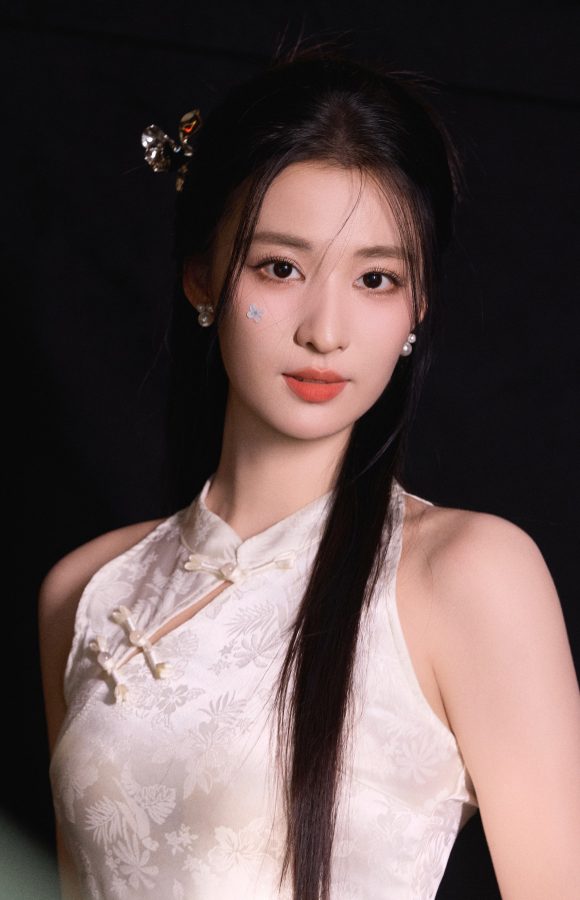 王楚然身穿一条中式长裙露出纤细玉臂和美足(3/4)