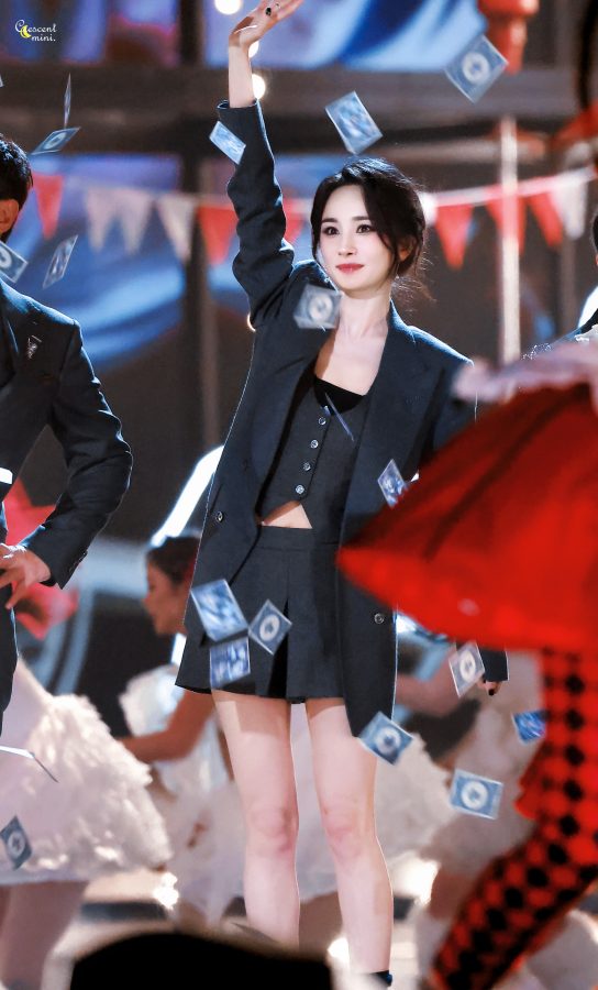 杨幂穿灰色西服套裙两条美细腿洁白如玉（第6张/共16张）