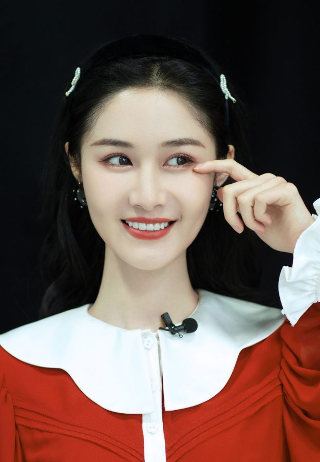 可爱妹子梁田红裙白腿美照(4/4)