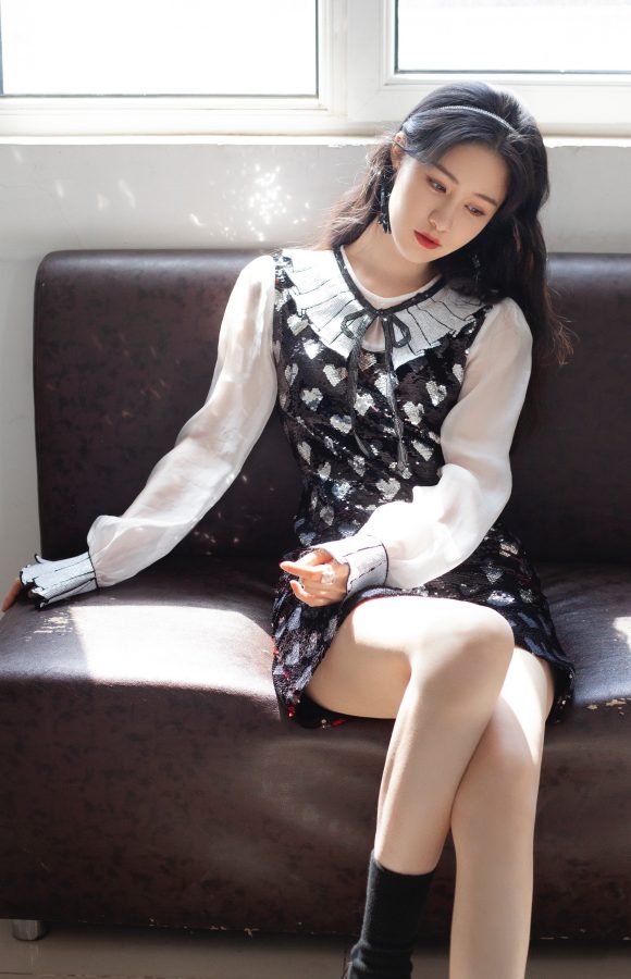 阳光照耀梁田的白皙美腿(2/5)