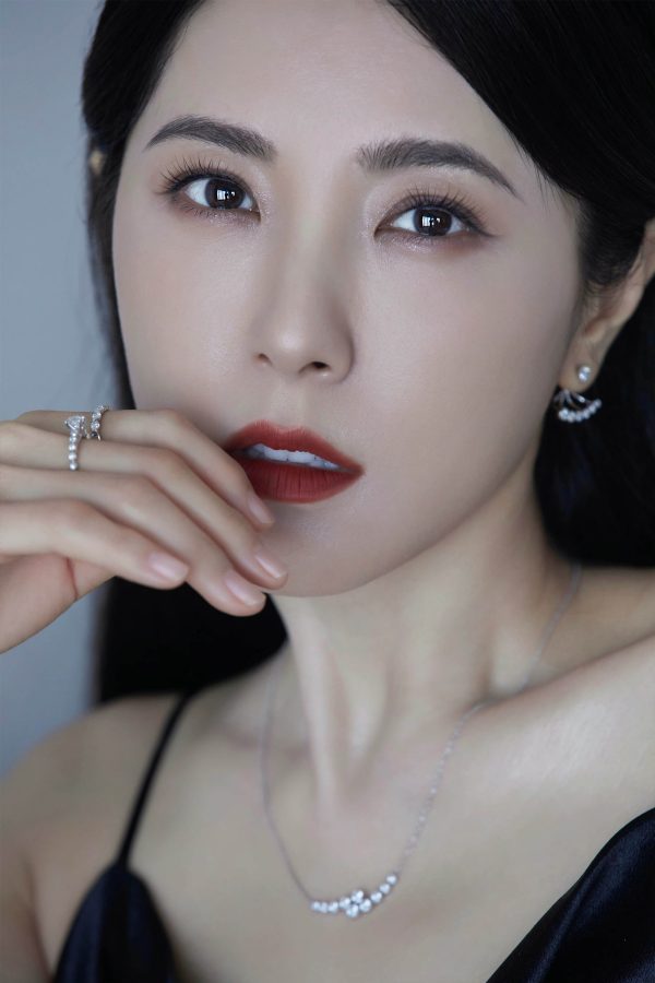 曾黎穿黑色吊带长裙的女士姿态优雅，玉脚踩细跟凉鞋高贵而性感(6/6)