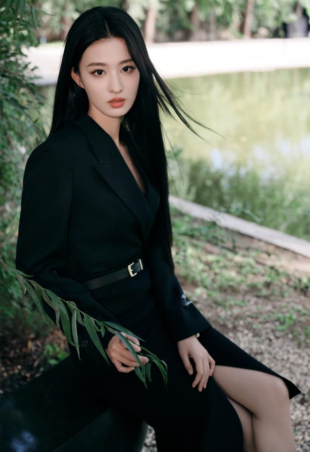 王楚然穿西装连衣裙配细跟短皮靴展现自信和随性气质(8/11)